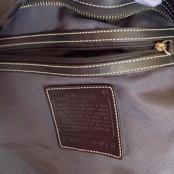 Vintage Coach Black Signature Canvas Shoulder Bag with Wristlet EUC - Picture 15 of 16